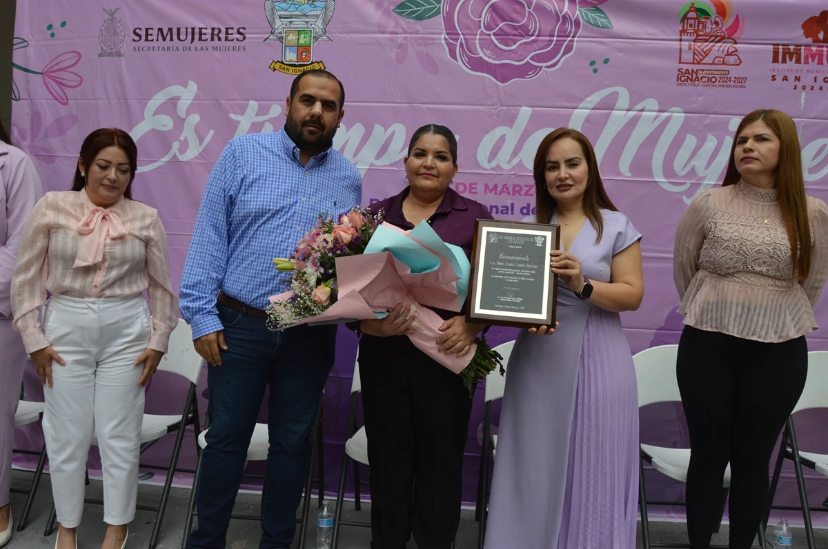 Mujeres de San Ignacio son reconocidas en evento del Ayuntamiento y DIF.