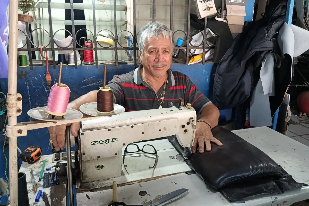 Con más de cuatro décadas en la tapicería, Napoleón Macías sigue activo a sus 64 años en Culiacán, convencido de que el trabajo honesto y la constancia son su mejor legado. | Imágenes de Francisco Castro