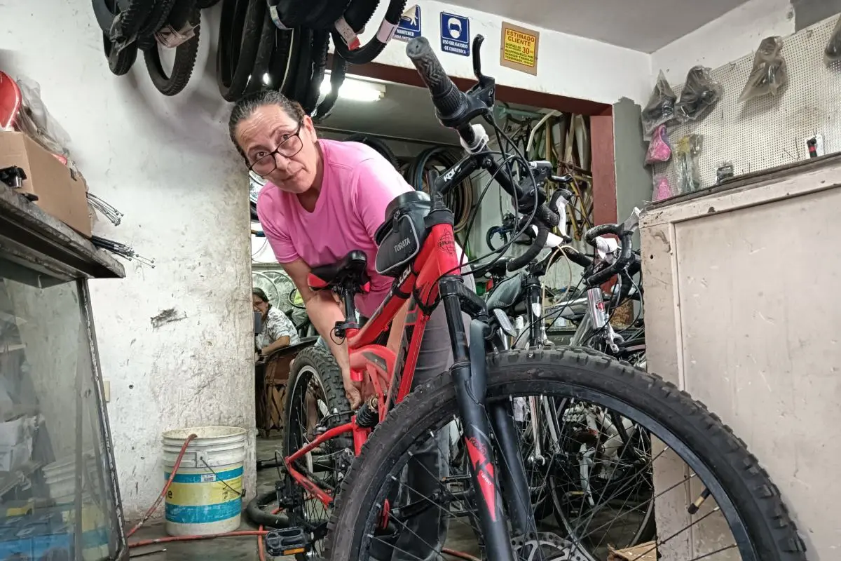 Con 40 años de experiencia y 22 al frente de su taller en la colonia 10 de Abril, Doña Liz ha hecho de la reparación de bicicletas un oficio de constancia, técnica y confianza en Culiacán. | Imágenes de Francisco Castro