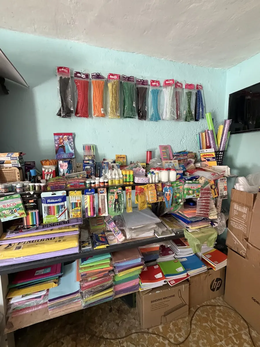 En su papelería Yesena vende todo tipo de artículos de tecnología, maquillaje e impresiones, dando un trato amable y cercano a sus clientes