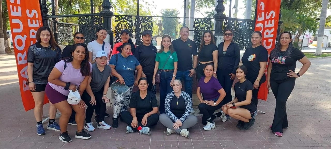 Participantes del Programa de Liderazgo y Baile Fitness 2026 durante la primera sesión realizada en la plazuela Rosales de Culiacán.