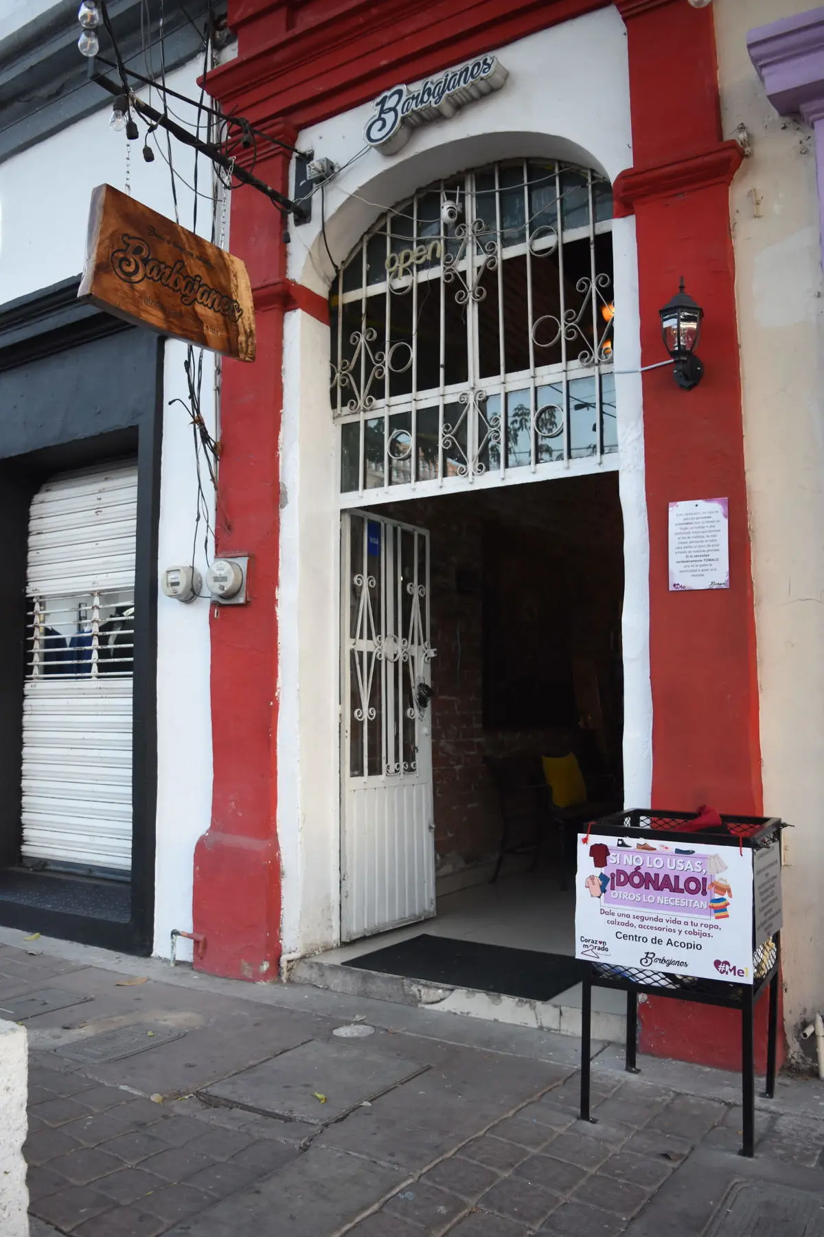 A la entrada de Barbajanes, se encuentra un contenedor con prendas de vestir, de donde las personas pueden llevar si necesitan, o donar una, para alguien más. Foto: Lino Ceballos.