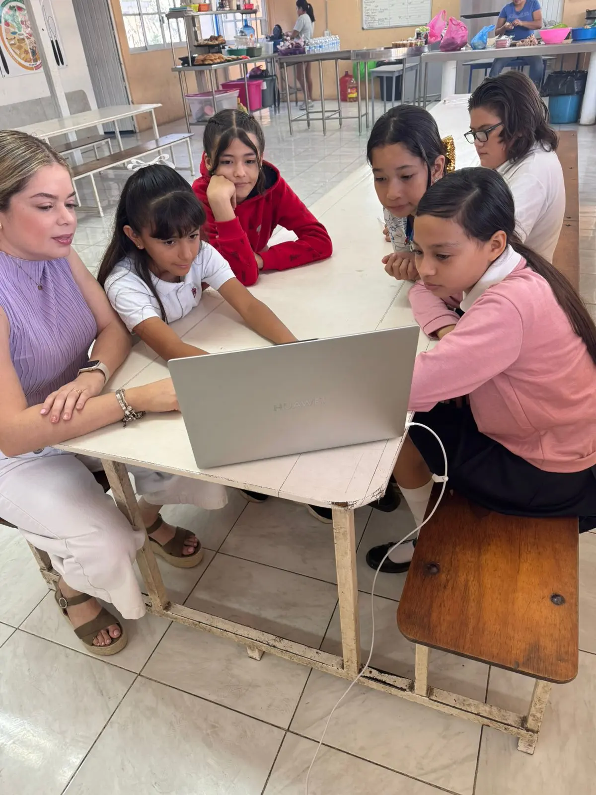 Con apoyo de la maestra de tecnología, alumnos de sexto grado de la primaria Democracia en Urías, trabajan en un importante proyecto preventivo para su plantel