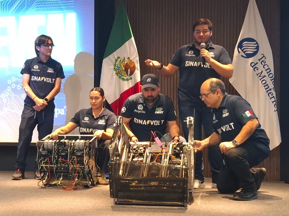 Estudiantes del equipo Sinavolt de PrepaTec Sinaloa durante la develación oficial del robot “Robot Reveal” en el Tec de Monterrey Campus Sinaloa.