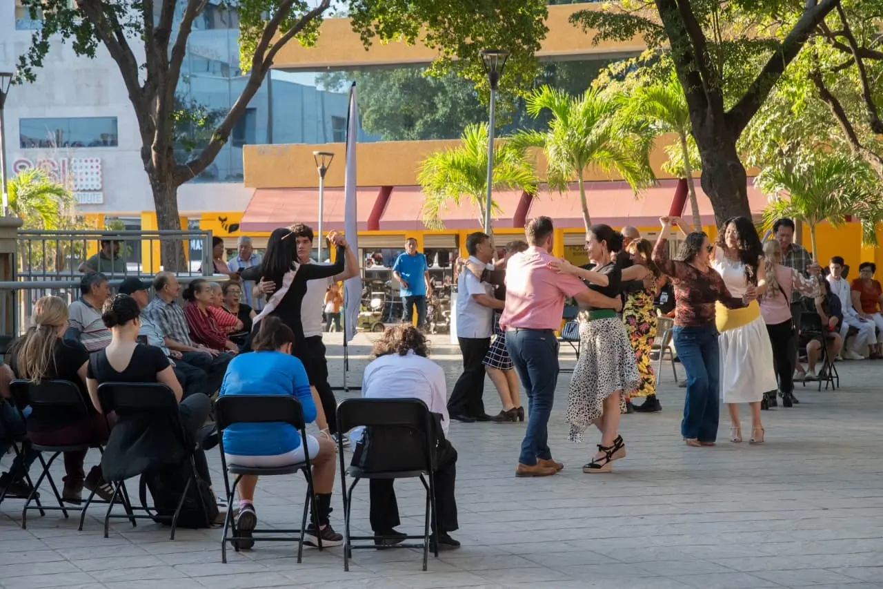 Cada miércoles a las 5 de la tarde, la música invita a culiacanenses y visitantes a sumarse a esta tradición llena de ritmo y convivencia. Foto: Ayuntamiento de Culiacán