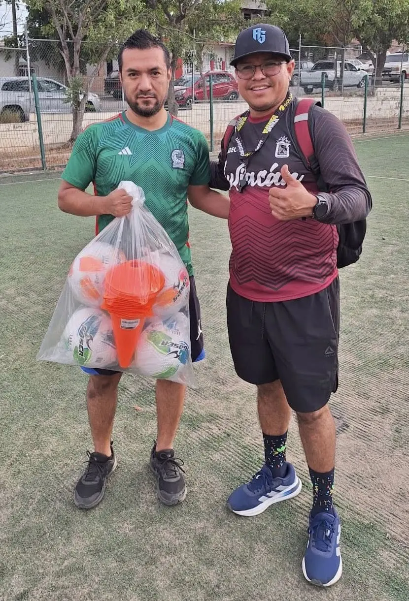 El entrenador Raúl Apolonio Ruiz Luquin, “Profe Polo”, recibió material deportivo para continuar impulsando el talento de niñas y niños de la comunidad. Foto: IMDEC
