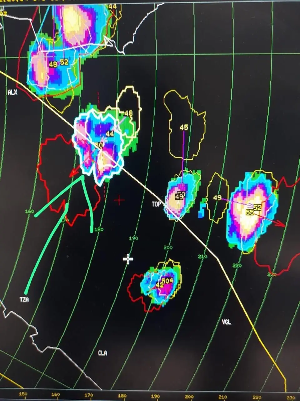 Se tiene que identificar mediante medición satelital y meteorológica las condiciones idóneas de las nubes para estimular las lluvias