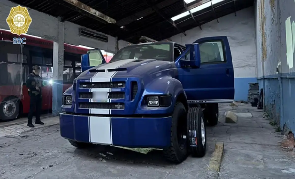Cateo en Azcapotzalco revela taller con autos robados y camionetas blindadas.