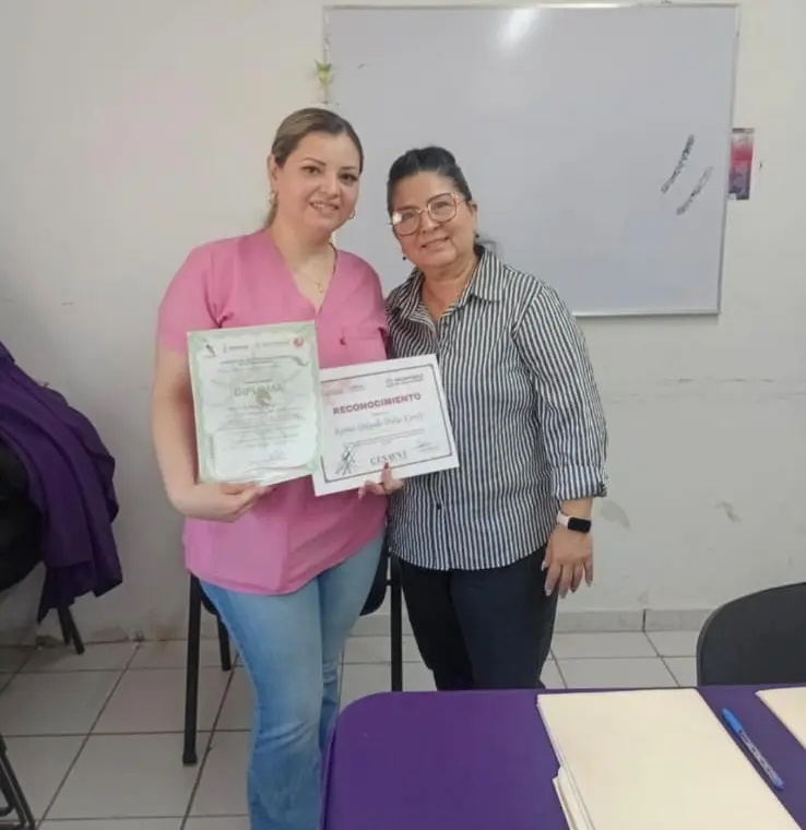 La maestra Carmen Pérez Duarte acompañó el proceso formativo que fortaleció habilidades y autoestima de las graduadas. Foto: Cortesía/TBN