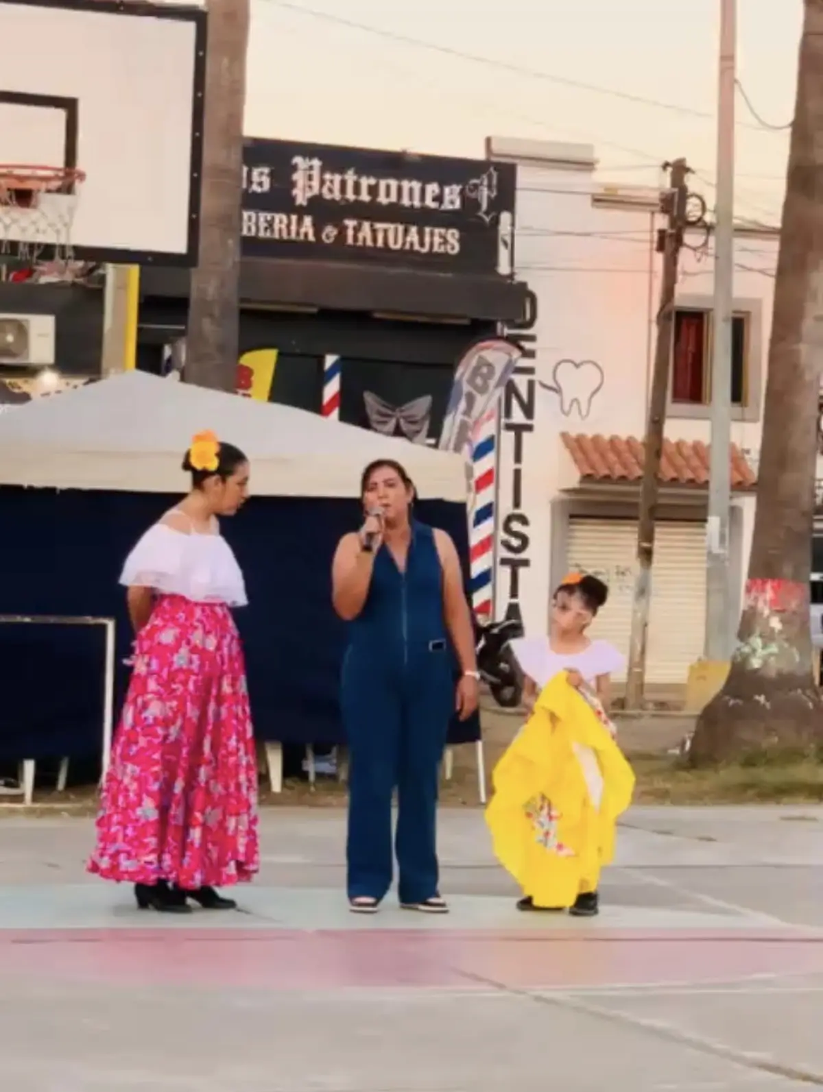 Las familias pudieron disfrutar de una tarde de convivencia y diversión en la Plazuela de Urías