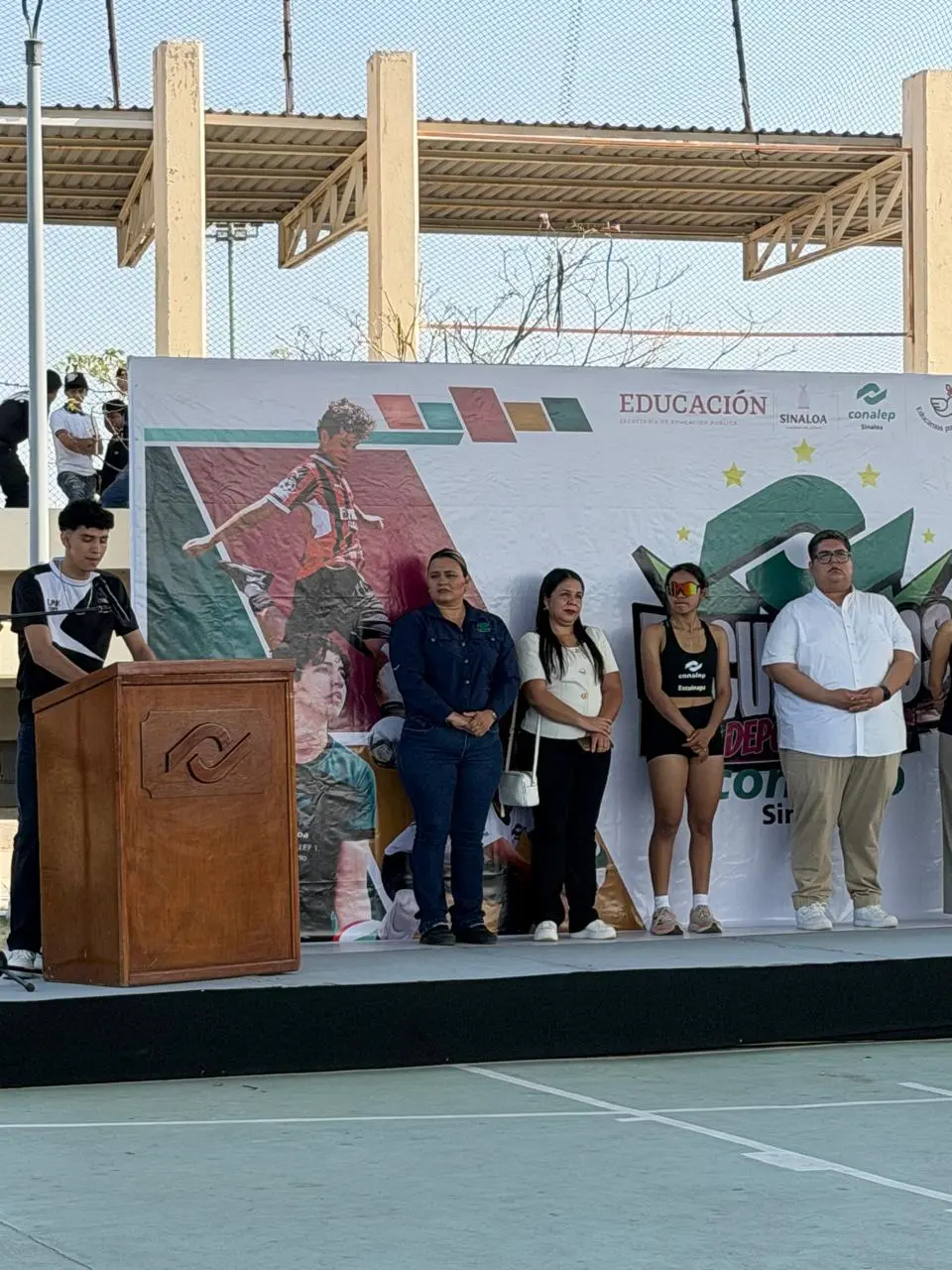 Autoridades educativas y municipales, así como invitados especiales estuvieron presentes en la ceremonia inaugural