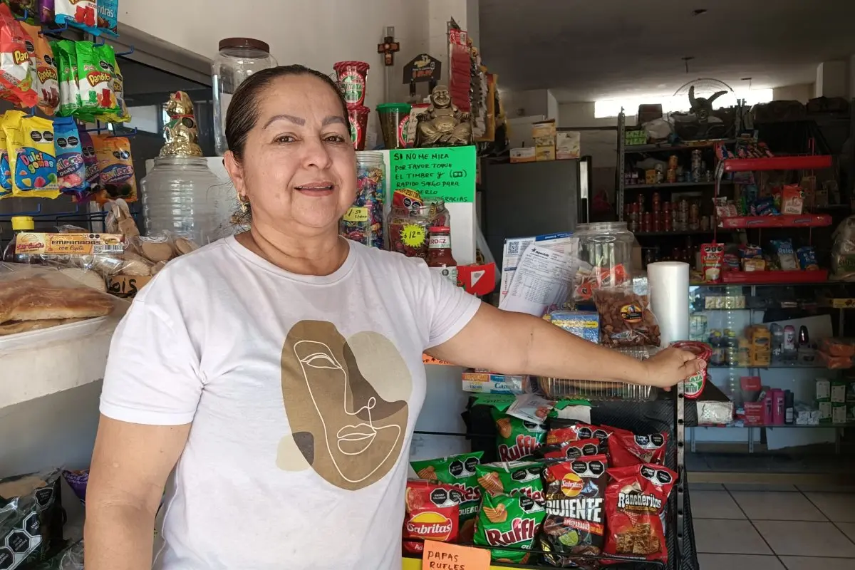 Desde el año 2000, Ivonne Gallegos ha visto crecer Jardines del Pedregal en Culiacán junto a su mini súper Gaby, hoy uno de los negocios más antiguos y punto de encuentro del sector. | Fotos de Francisco Castro