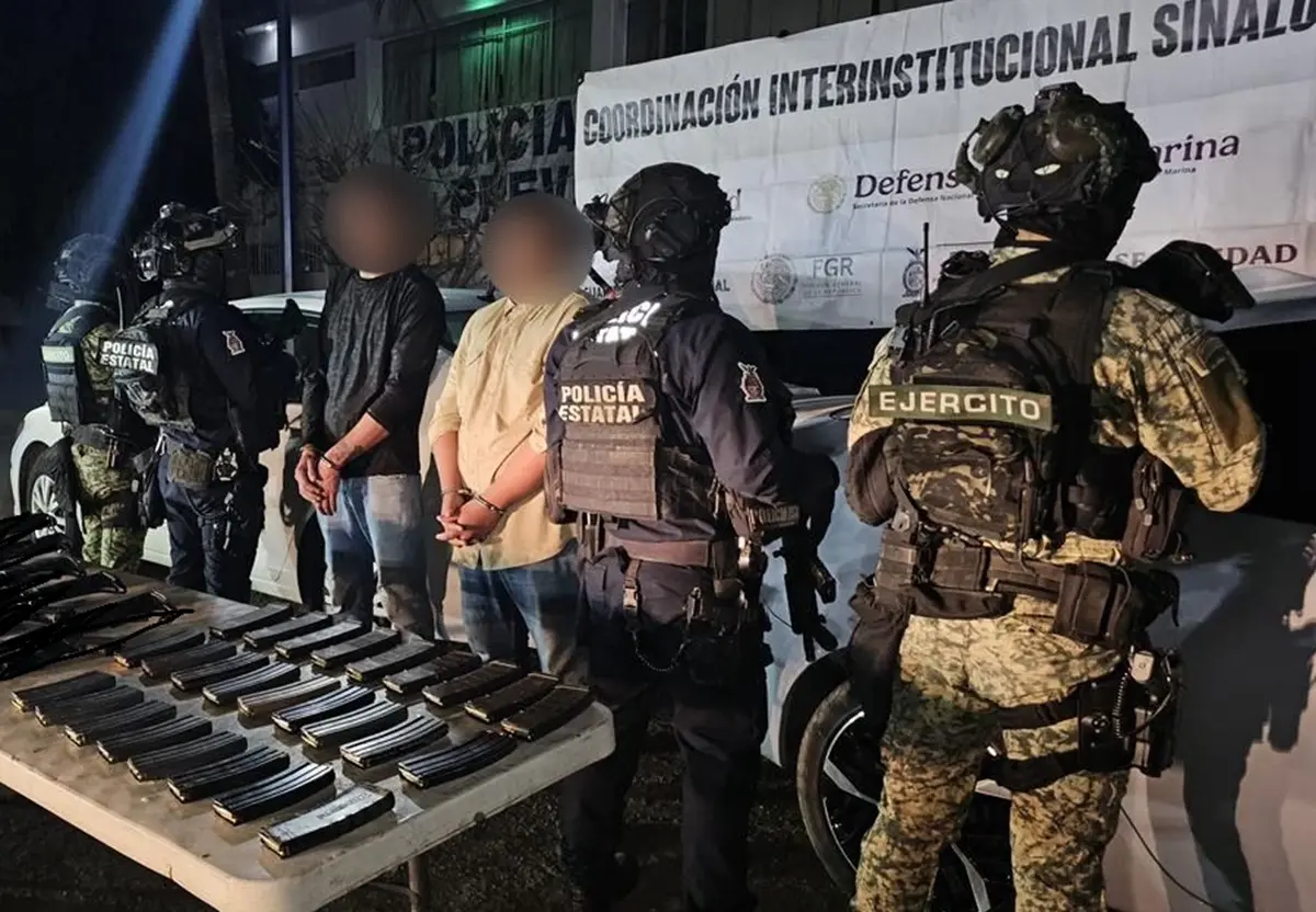 Un operativo de fuerzas federales y estatales en Culiacán dejó dos civiles detenidos, uno de ellos menor de edad, y el aseguramiento de fusiles, municiones, chalecos tácticos y vehículos con reporte de robo.