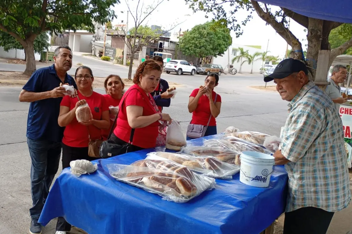 El colectivo Haciendo Magia en Culiacán sorprendió a don Manuel Espinoza, un panadero de 71 años, comprándole su pan y compartiendo un momento de alegría en el fraccionamiento Los Ángeles. | Imágenes de cortesía