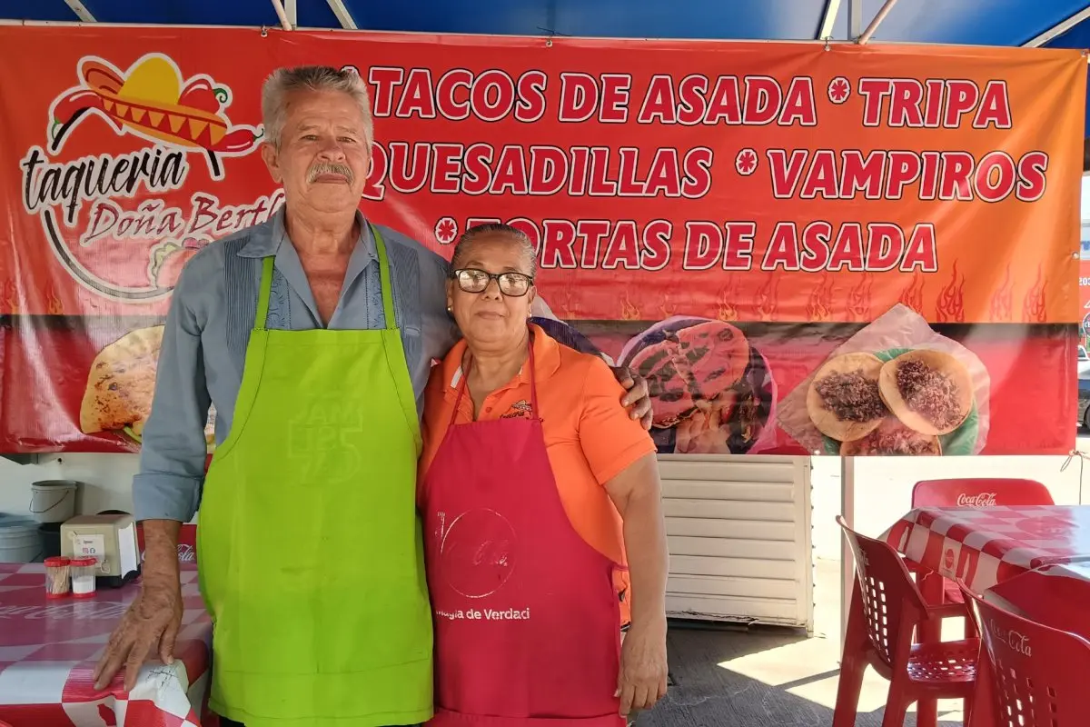 Lo que comenzó como una carretita de churros y raspados se transformó en Taquería Doña Bertha. Desde hace 15 años, Bertha Romero y su esposo sostienen a su familia con tacos hechos con trabajo y perseverancia. | Imágenes de Francisco Castro