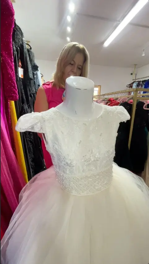 Lo que inició con 31 vestidos en un espacio de su hogar, hoy supera los 500 modelos disponibles para bodas, graduaciones y celebraciones especiales. Foto: Cortesía/ TBN