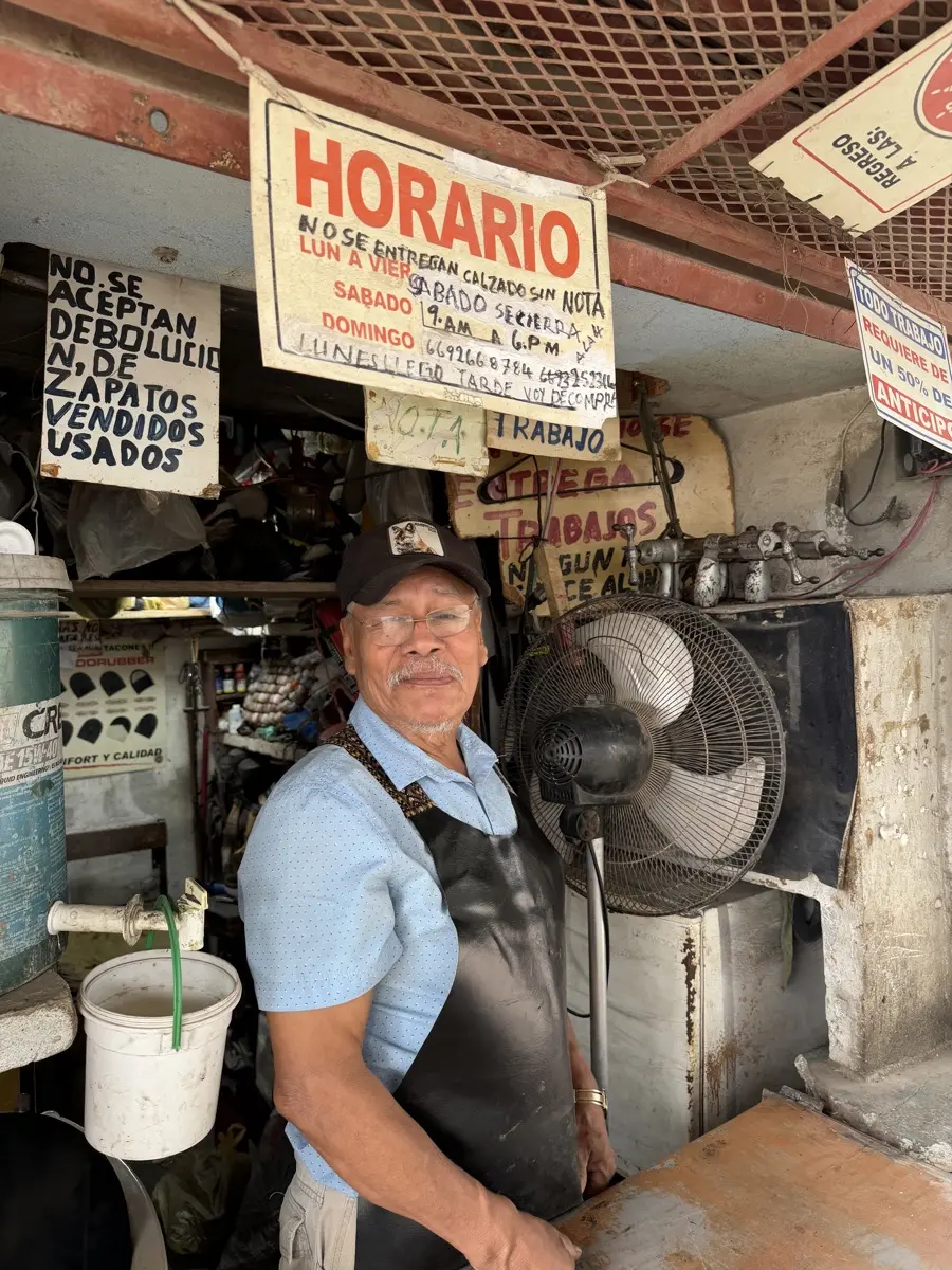Galileo Santos llegó a Mazatlán hace casi 50 años, en el puerto aprendió y ejerció muchos oficios, hasta convertirse en zapatero
