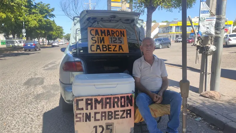 Con paciencia, Don Guillermo espera a los potenciales clientes que puedan pasar caminando o en su auto.