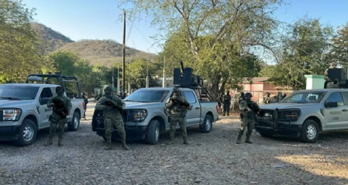 El operativo en Sinaloa realizado por la Marina contra una célula delictiva de Los Mayos derivó en un enfrentamiento que dejó 11 presuntos criminales muertos y un detenido, además del aseguramiento de armas.