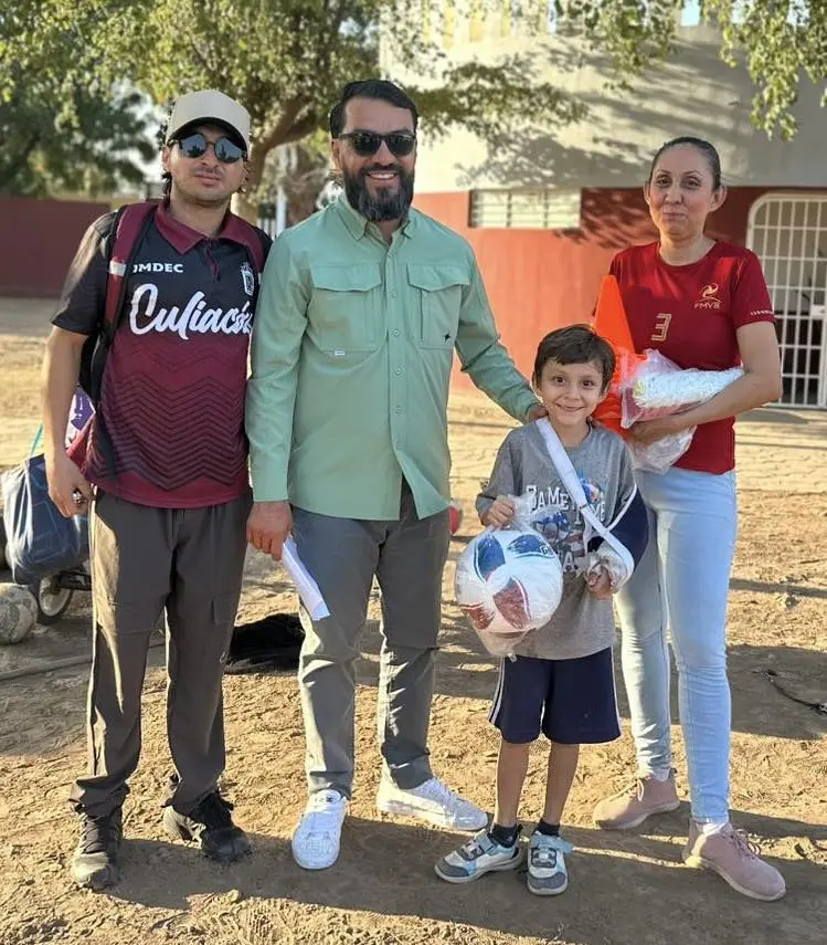 El IMDEC, con el respaldo del alcalde Juan de Dios Gámez Mendívil, entregó material deportivo a la escuelita de voleibol del Barrio 21 de Marzo, promoviendo disciplina, esfuerzo y sueños que se hacen realidad. Foto: IMDEC