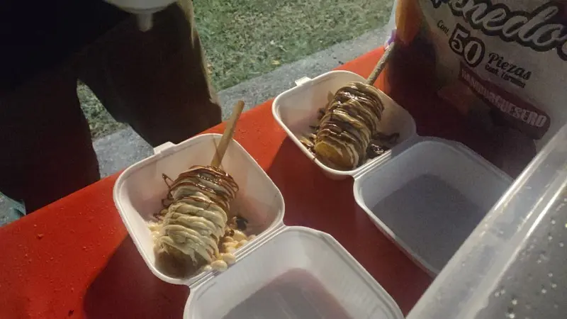 Las variantes que manejan son las de res con con tocino y camarón con surimi, además de manejar su propio té artesanal.