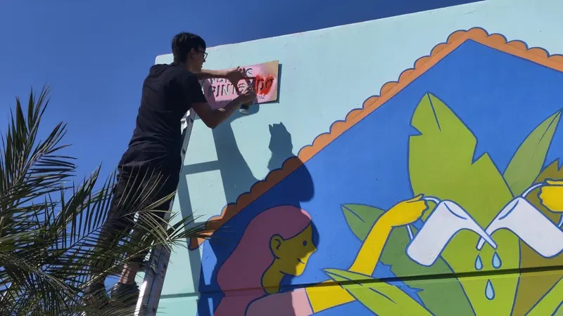 Por último la marca distintiva de los murales de Vamos Pintamos fue realizado por los artistas a cargo.