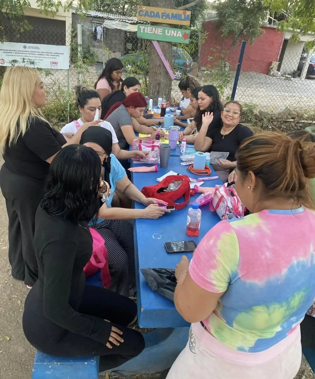 Vecinas participan en el curso de uñas acrílicas, impulsando el emprendimiento y nuevas oportunidades en la comunidad. Foto: Cortesía/TBN