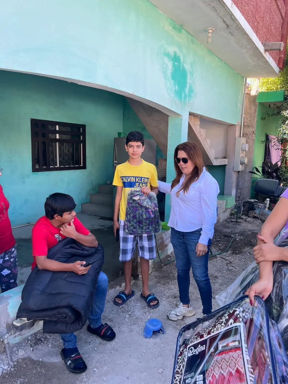 Colchones, cobijas y otros artículos básicos fueron entregados por la fundación Alegrando Corazones a familias que tuvieron que abandonar sus comunidades y ahora buscan rehacer su vida en San Ignacio.