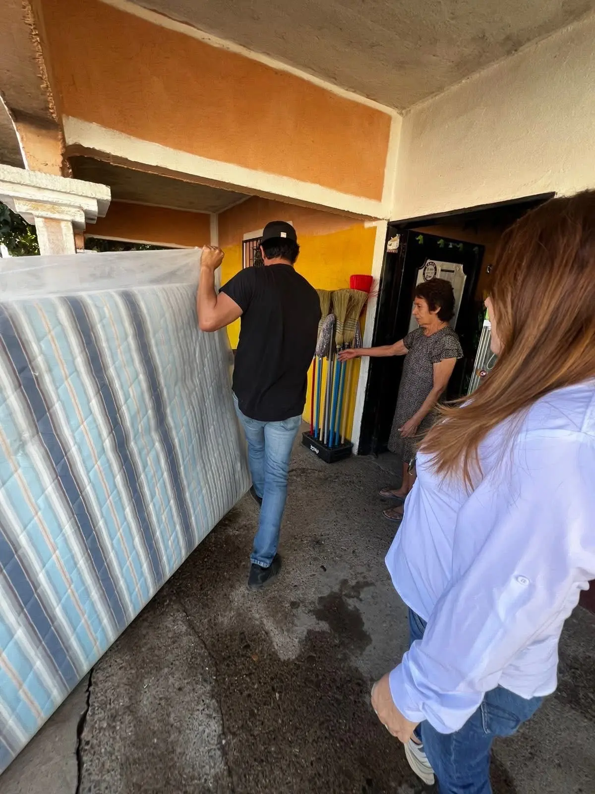 Colchones, cobijas y otros artículos básicos fueron entregados por la fundación Alegrando Corazones a familias que tuvieron que abandonar sus comunidades y ahora buscan rehacer su vida en San Ignacio.