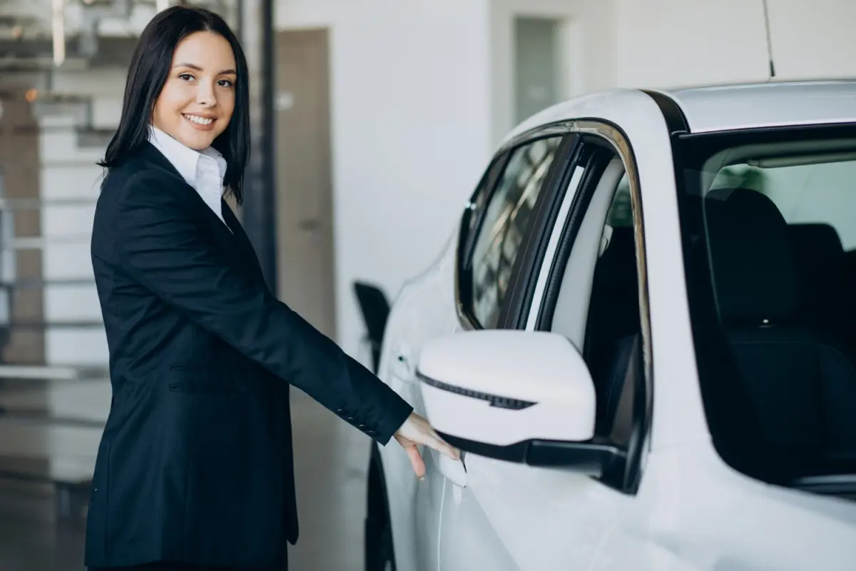 Comprar un auto de agencia es la meta financiera de muchos. Foto: Freepik