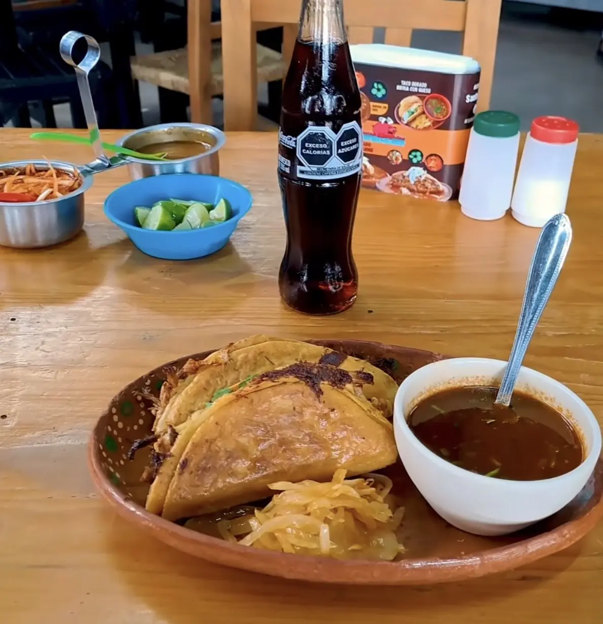 El menú de Santas Ahogadas se amplió al llegar a Mazatlán para ofrecer los tacos de birria que son de los platillos favoritos en el puerto