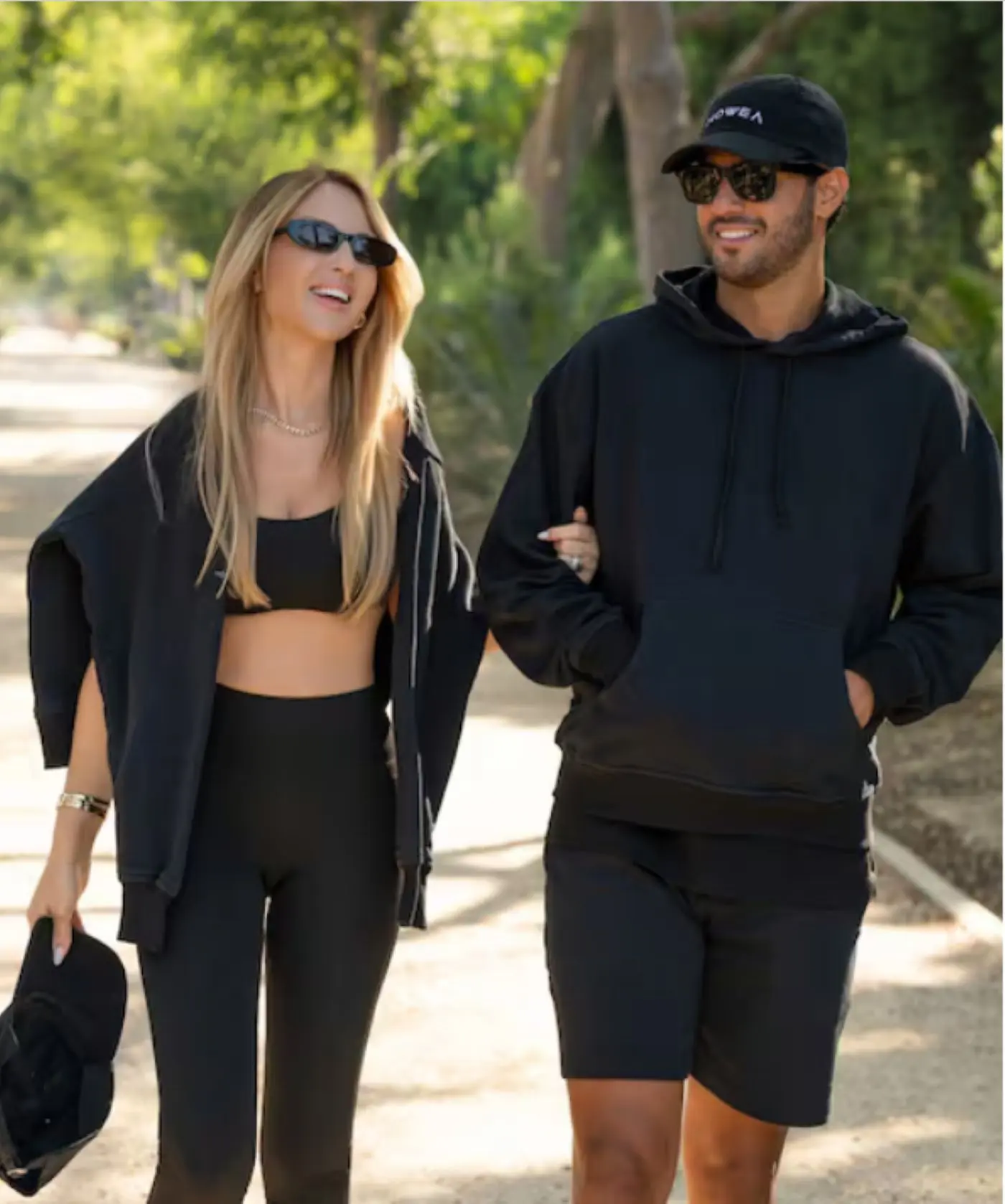 Carlos vela junto con su esposa presenta la línea de ropa deportiva Howea. Foto: Cortesía