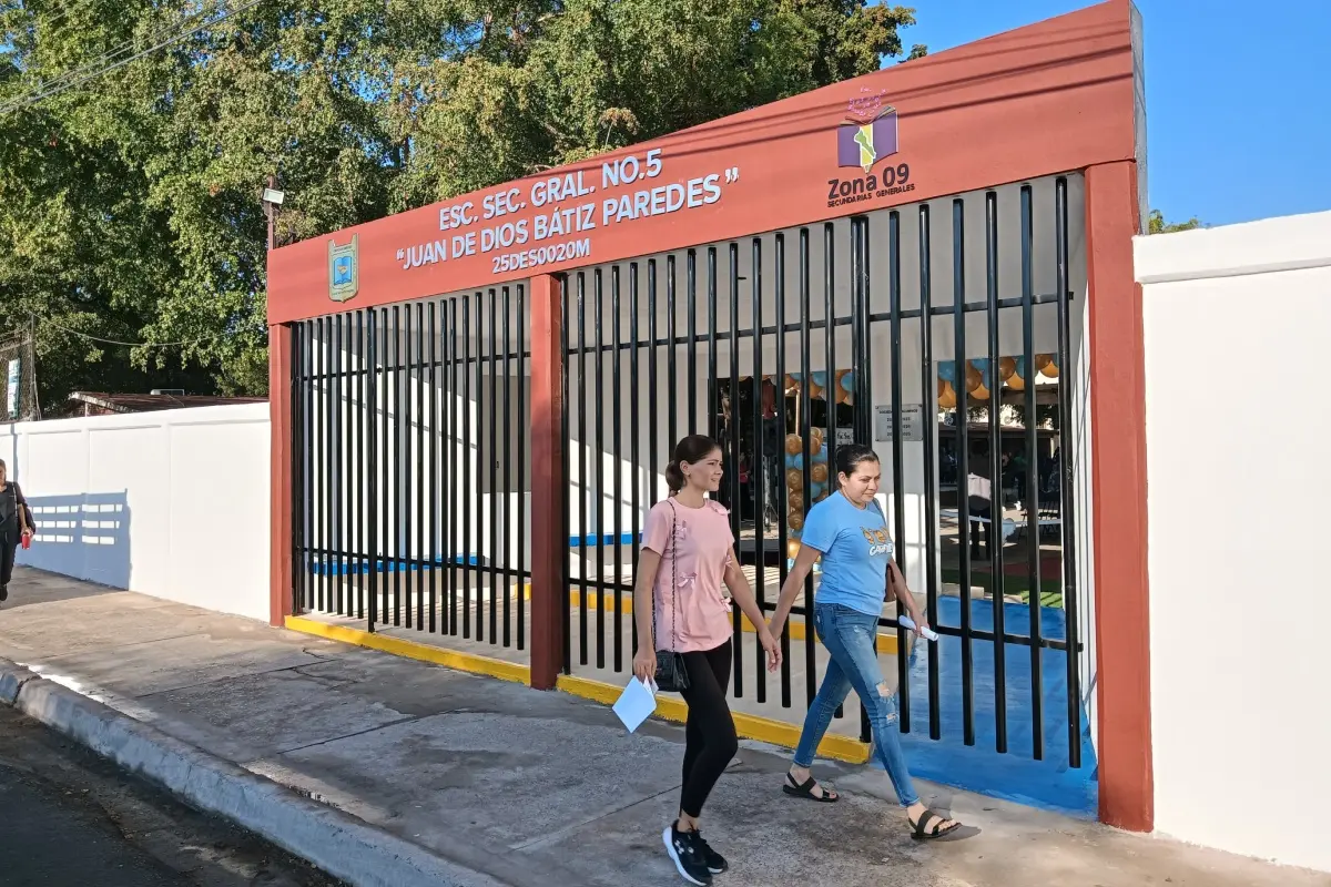 Comunidad escolar de la Secundaria No. 5 en Culiacán inaugura nuevo acceso seguro, financiado por estudiantes y padres, marcando un paso clave hacia mejores condiciones y futuras mejoras.