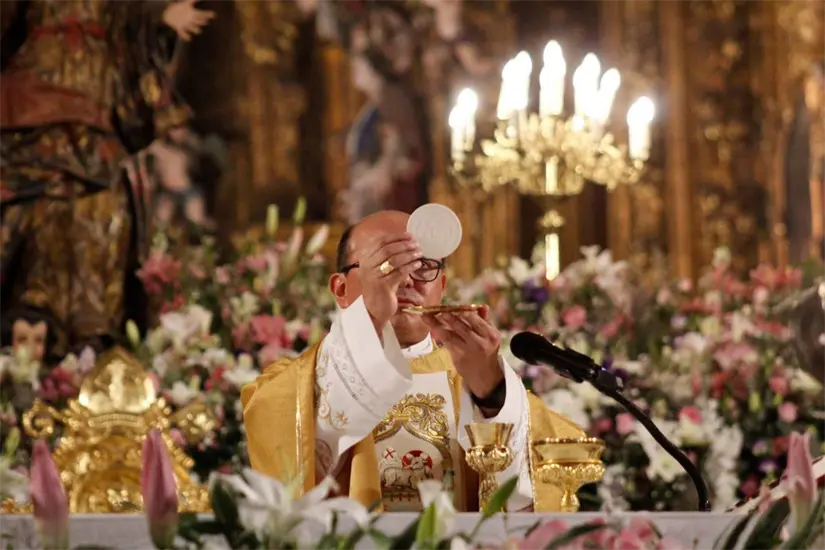 Celebramos juntos la Vigilia Pascual, la noche más santa del año, en la que la oscuridad se transformó en luz y la esperanza renació con fuerza.