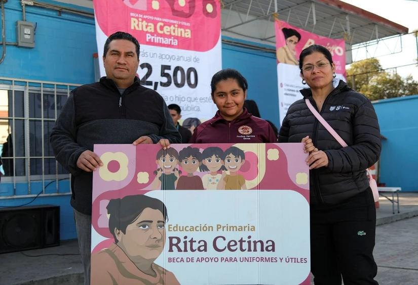 Documentos para recoger la tarjeta de la Beca Rita Cetina para primaria. Foto: Cortesía