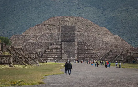 &iquest;C&oacute;mo llegar a Teotihuac&aacute;n desde CDMX? Costos y rutas en 2026