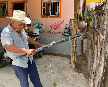 Don Armando mantiene vivo el oficio de tejer morrales en San Ignacio