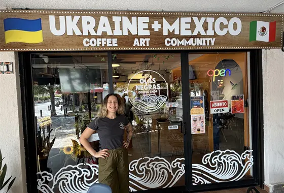 De Ucrania a Mazatl&aacute;n: el sue&ntilde;o de Yuliia Yushyna y su cafeter&iacute;a Olas Negras
