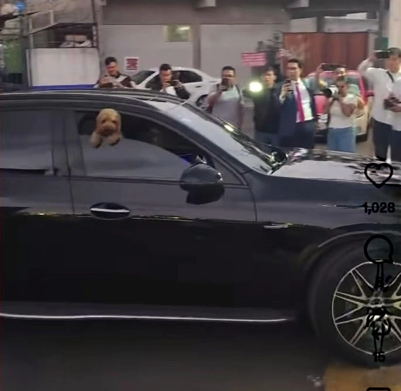 Erik Lira llega acompañado de su perrito. Foto: AS