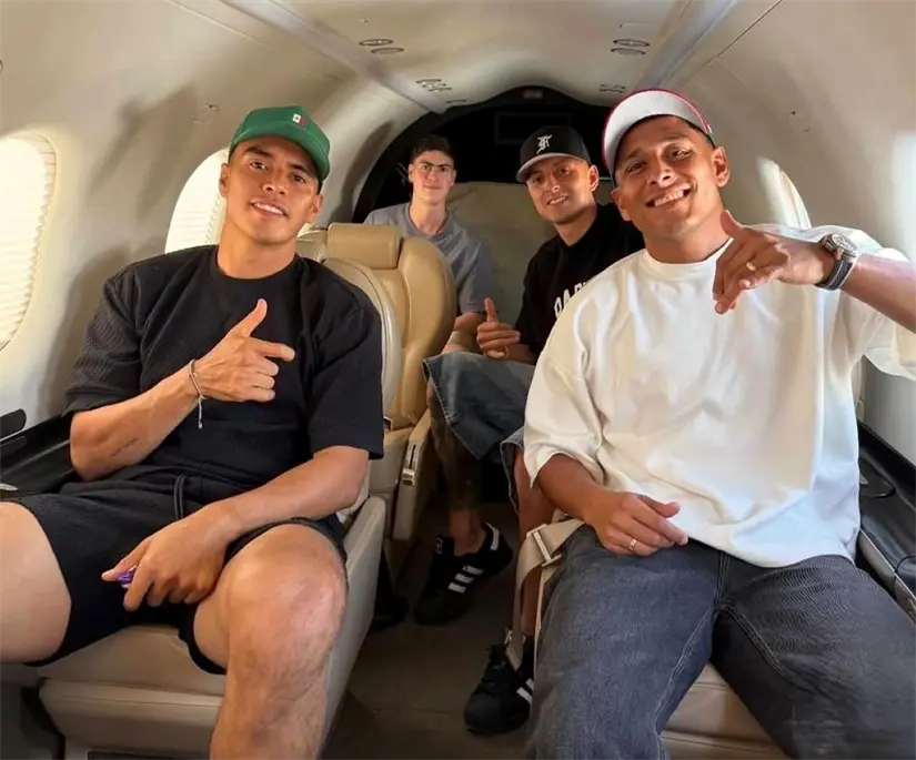 Futbolistas de Chivas en vuelo privado rumbo al CAR. Foto: Cortesía