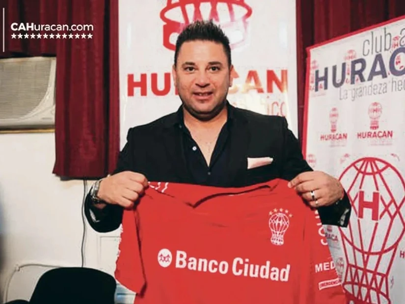 Con el Atlético Huracán de Argentina se probó como director técnico en tres ocasiones.
