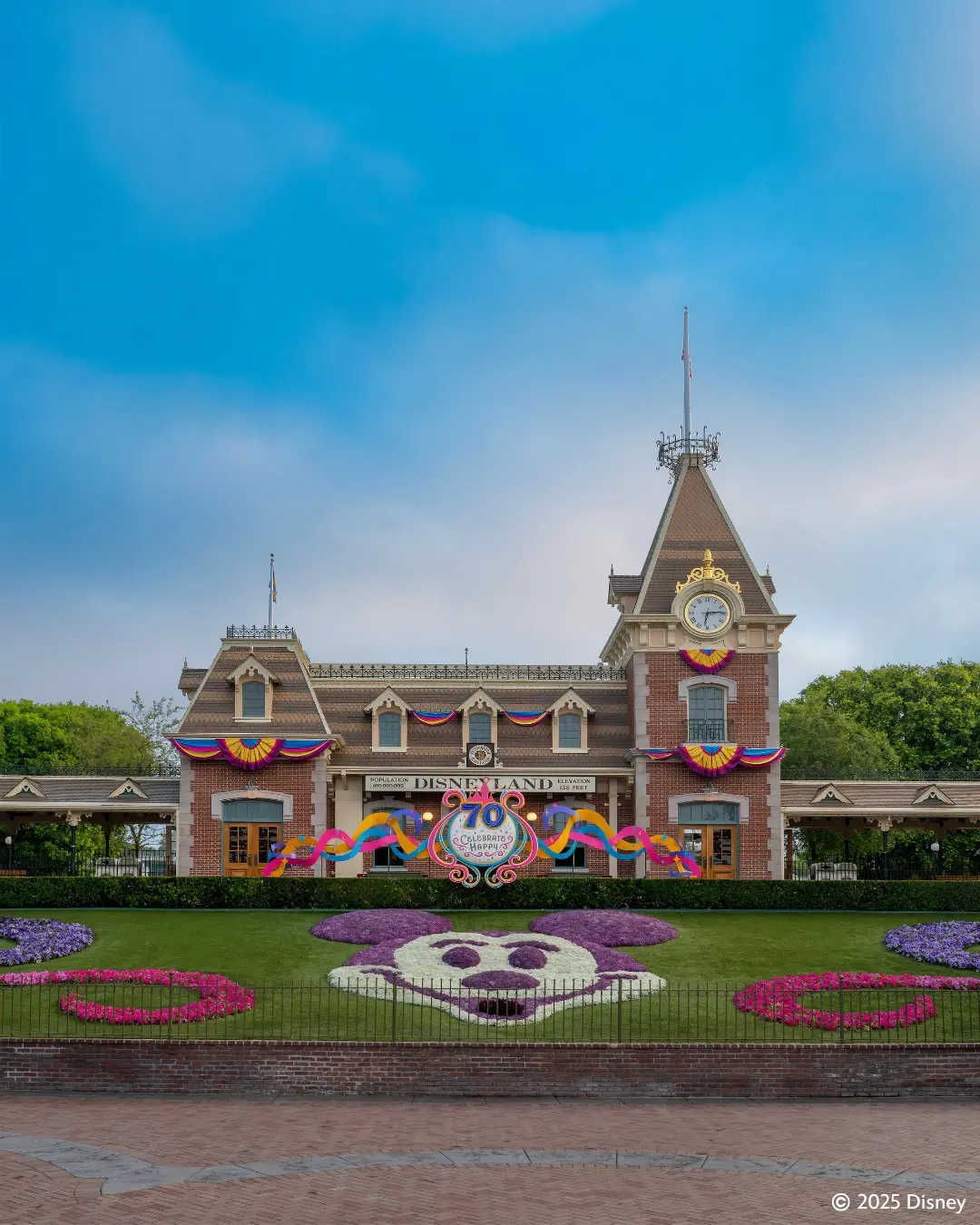 Disneyland tendrá meses con menor afluencia y costos más bajos en 2026. Elegir la fecha correcta podría ayudarte a ahorrar dinero y disfrutar más atracciones sin esperar horas.