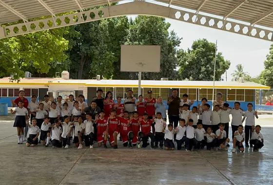 Campeones de Beisbol 5 de Navolato motivan a estudiantes de Baricueto