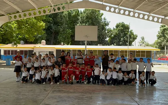 Campeones de Beisbol 5 de Navolato motivan a estudiantes de Baricueto