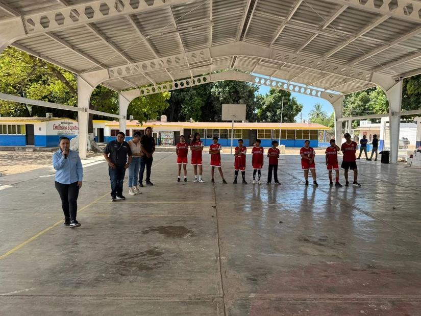 Los campeones del equipo de Beisbol Five fueron presentado a los niños de la primaria Emiliano Zapata en Baricueto.