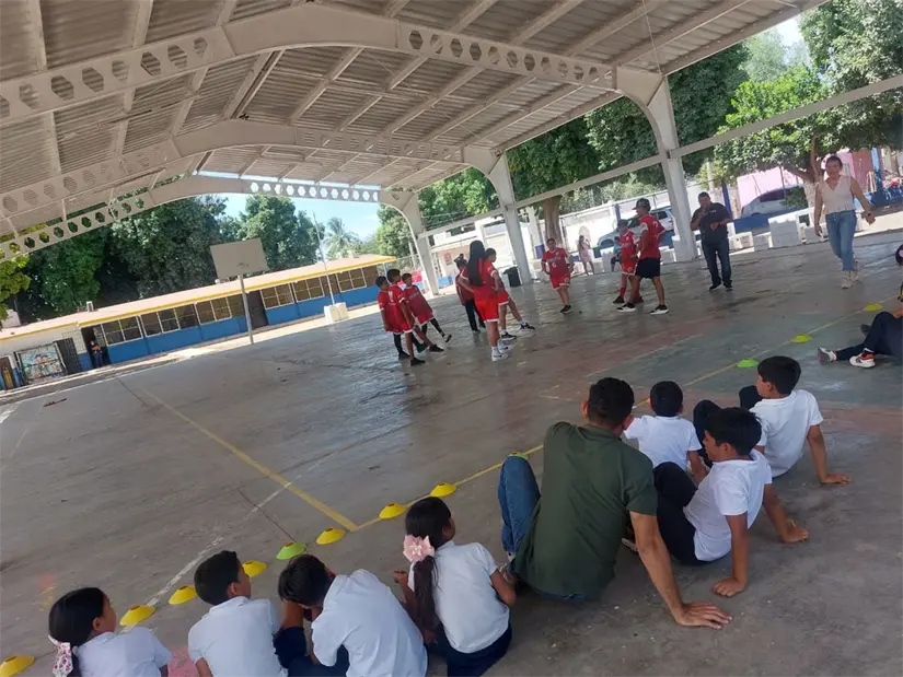 Los alumnos de la primaria Emiliano Zapata observaron con mucha atención a los deportistas.
