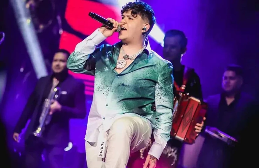 Junior H comenzó su carrera musical cuando tenía tan solo 15 años en Estados Unidos, a donde su familia había migrado desde su niñez.