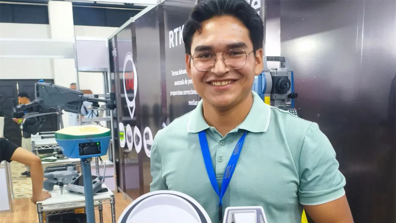Axel Adrián Villarreal Lugo, es un destacado estudiante de la ingeniería en Geodesia y hoy necesita de tu apoyo para seguir preparándose.