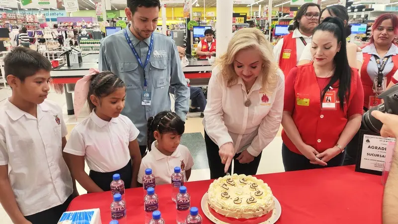 Al finalizar la ceremonia se partió un pastel para celebrar la entrega del donativo.