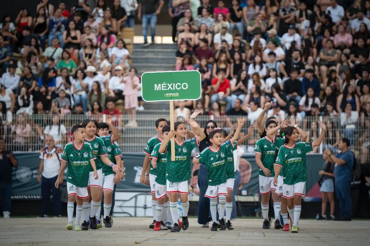 Más de 900 niñas y niños dieron vida al arranque del Mundialito Culiacán 2026, en una inauguración marcada por la convivencia, el deporte y la alegría familiar. Foto: Ayuntamiento del Culiacán